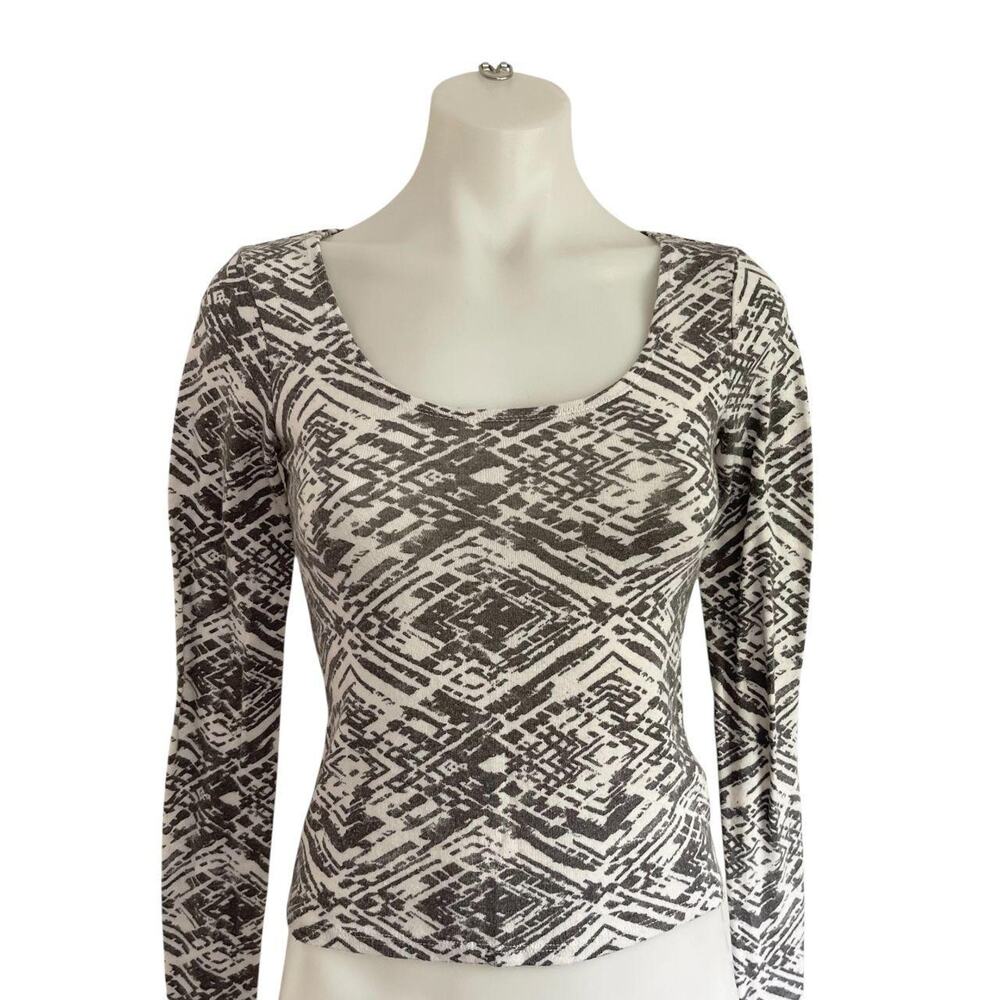 Mudd Gray and White Grunge Print Blouse: Y2K, 2000s